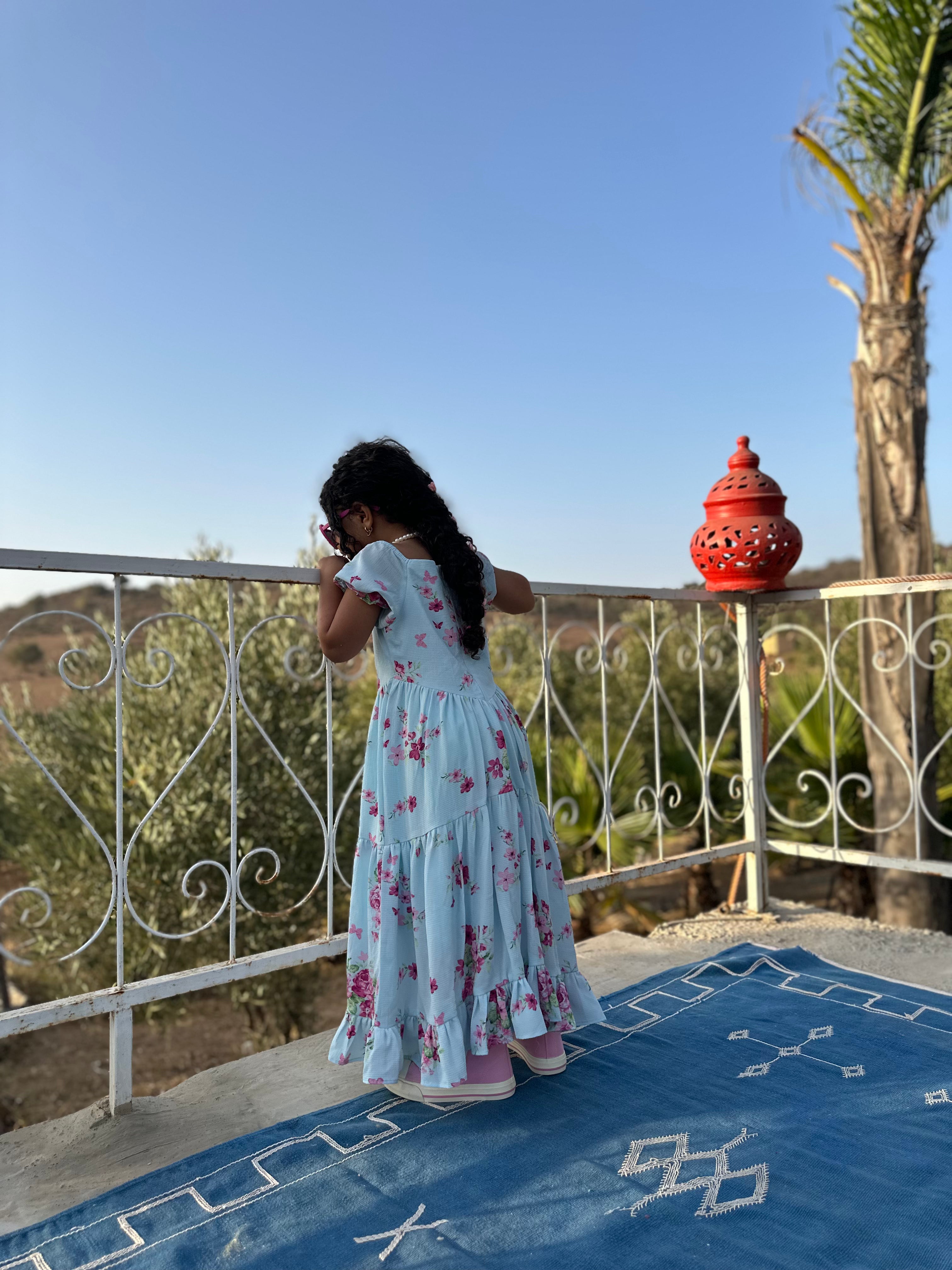 Robe Flora – Robe Longue imprimé floral en Bleu-ciel.