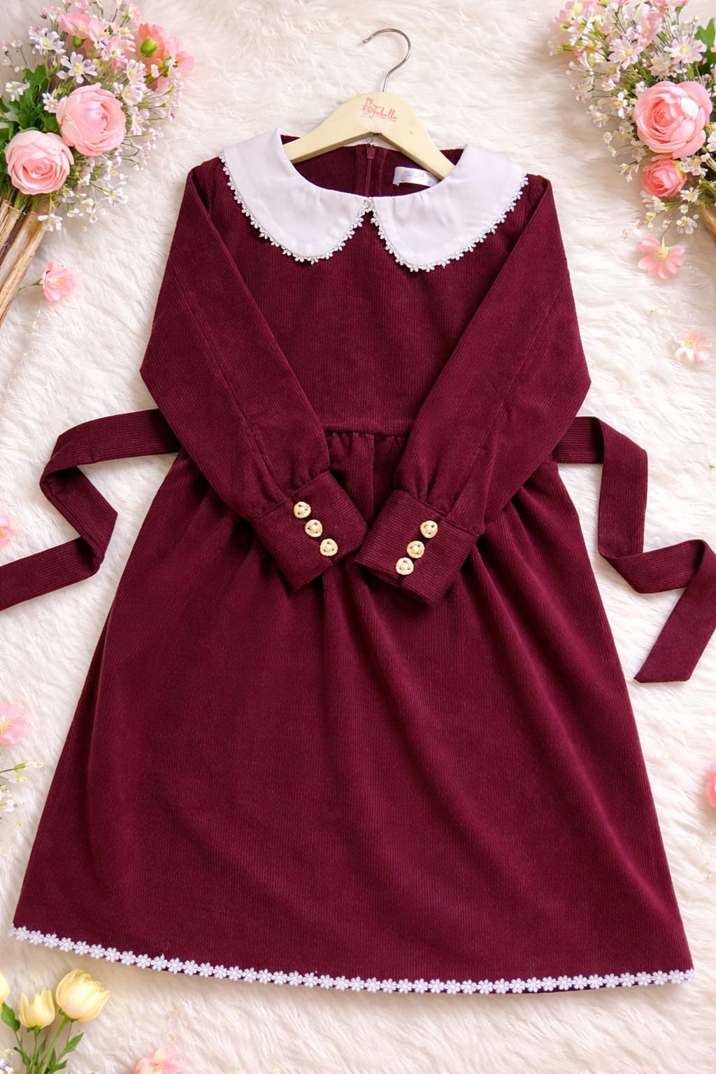 Robe "Amira" Élégante en Bordeaux avec Col en Dentelle Blanche pour Fille.